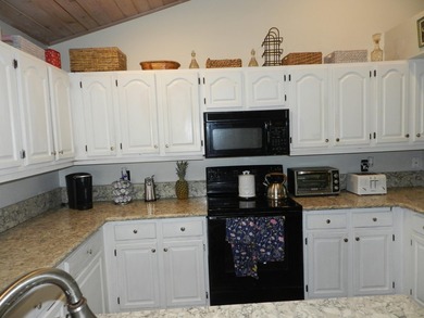 SPACIOUS 2 BEDROOM PLUS DEN/OFFICE GREAT FLOOR PLAN AS YOU ENTER - photo 25