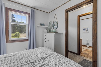 Lakefront living at this charming 2-bedroom, 1-bath cottage - photo 25