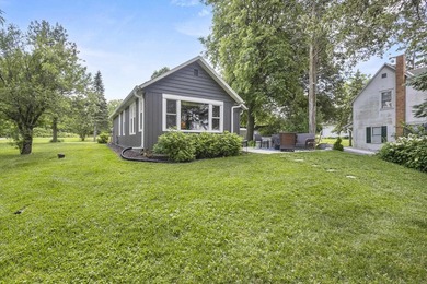 Lakefront living at this charming 2-bedroom, 1-bath cottage - photo 41