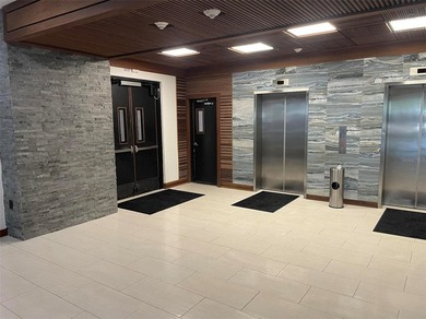 THE LOWEST priced 2/2 + OFFICE in DOWNTOWN Sarasota!!!!! 1400 sq - photo 11
