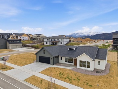 Built in 2024, this stunning one-level modern house is a - photo 3