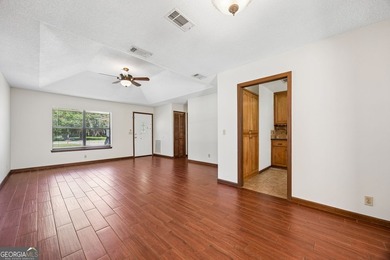 Welcome home to this beautifully refreshed 3-bedroom, 2-bath - photo 10