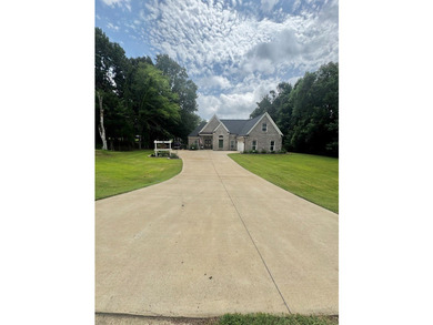 Enjoy country living with plenty of space inside and out in this - photo 2