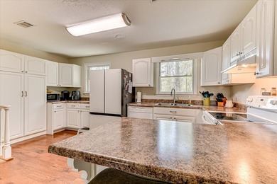 SUPER LOCATION, GREAT CONDITION... This well-maintained family - photo 13