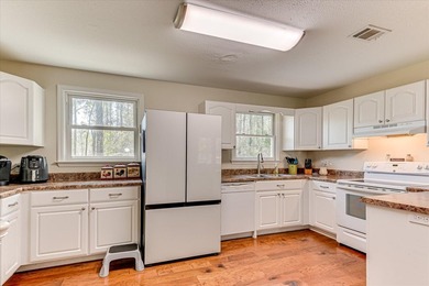 SUPER LOCATION, GREAT CONDITION... This well-maintained family - photo 14