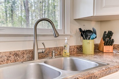 SUPER LOCATION, GREAT CONDITION... This well-maintained family - photo 17
