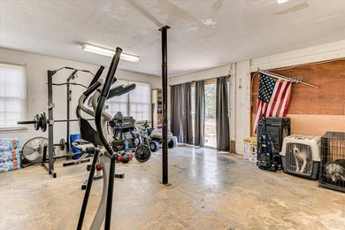 SUPER LOCATION, GREAT CONDITION... This well-maintained family - photo 22