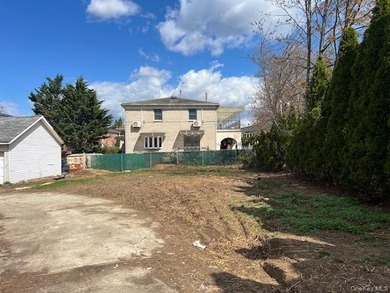This is your chance to secure a rare 50 x 112.5 (5600 sqft) lot - photo 2