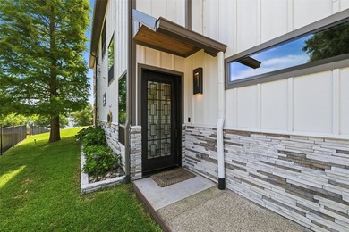 Welcome to this stunning gated 3-bedroom, 3-bathroom lake home - photo 4