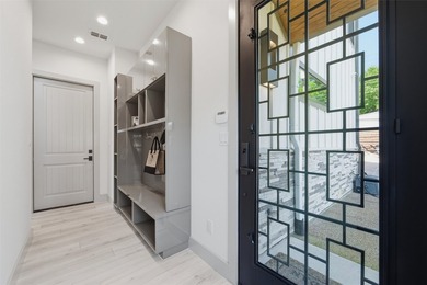 Welcome to this stunning gated 3-bedroom, 3-bathroom lake home - photo 5