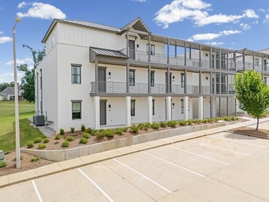 Enjoy golf course living in this beautifully positioned - photo 1