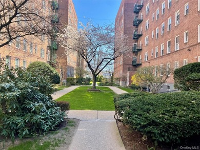 TOP FLOOR unit in the quiet gated community of Cathedral Gardens - photo 2