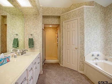 Pretty 3/2/2 Cottage in Chandler, TX! This inviting 3-bedroom - photo 14