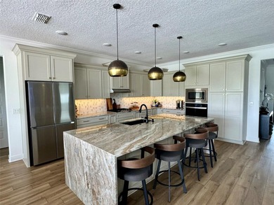 *Your Private Oasis Awaits: Stunning Golf Course Home with