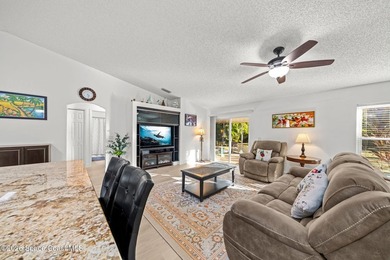 Spacious and beautifully maintained 3 bedroom, 2 bathroom home - photo 8