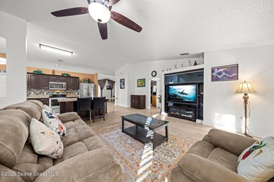 Spacious and beautifully maintained 3 bedroom, 2 bathroom home - photo 9