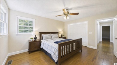 Welcome to your ultimate lakefront escape! This charming - photo 19