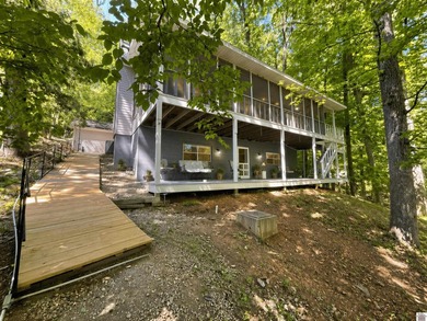 Welcome to your ultimate lakefront escape! This charming - photo 47