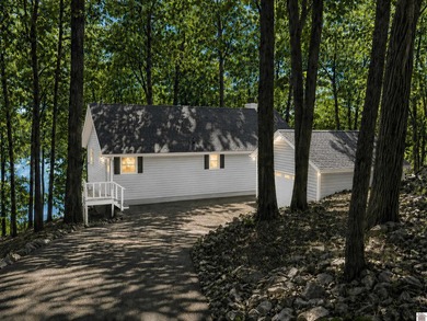Welcome to your ultimate lakefront escape! This charming - photo 49