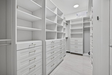 Welcome to this exceptional 3-bedroom, 3.5-bathroom waterfront - photo 17