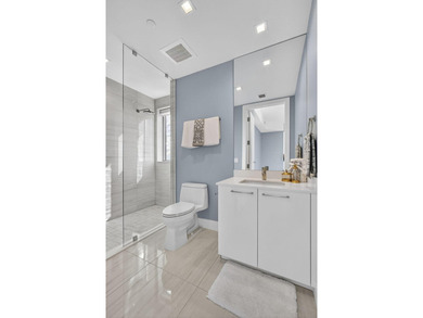 Welcome to this exceptional 3-bedroom, 3.5-bathroom waterfront - photo 21