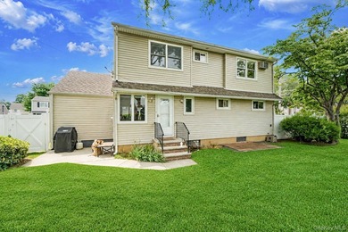 Welcome to this spacious 4-bedroom, 2-bathroom home located in - photo 28
