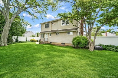 Welcome to this spacious 4-bedroom, 2-bathroom home located in - photo 30