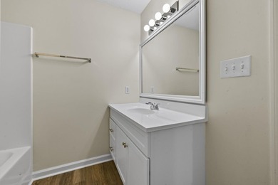 Beautifully updated 3-bedroom, 2.5-bath end-unit townhome-style - photo 15