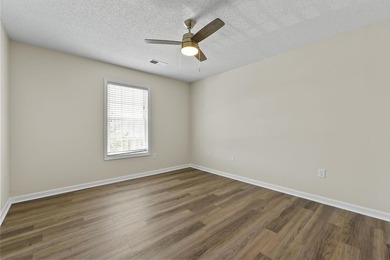 Beautifully updated 3-bedroom, 2.5-bath end-unit townhome-style - photo 17