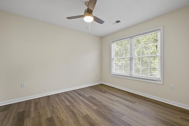 Beautifully updated 3-bedroom, 2.5-bath end-unit townhome-style - photo 18