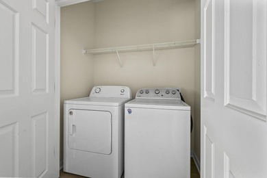 Beautifully updated 3-bedroom, 2.5-bath end-unit townhome-style - photo 19