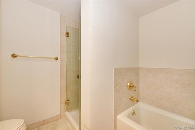 Beautiful & Spacious Sunny 3-Bedroom, 2.5-Bath Condo in Harbor - photo 19
