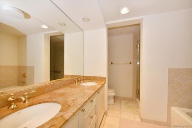 Beautiful & Spacious Sunny 3-Bedroom, 2.5-Bath Condo in Harbor - photo 20