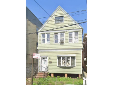 Flushing Prime Location Single-Family Home for Sale. Zoned R4-1 - photo 1