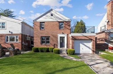 (private lake, pond, coastal) Home For Sale in Little Neck New York