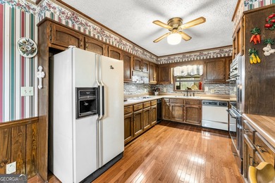 Well-kept and ready to go, this solid brick home offers comfort - photo 15