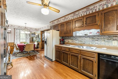 Well-kept and ready to go, this solid brick home offers comfort - photo 18