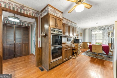 Well-kept and ready to go, this solid brick home offers comfort - photo 19