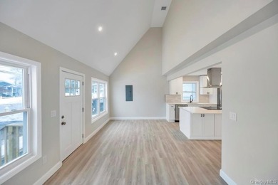 Welcome to 52 Halycon Road in Lindenhurst! Located just down the - photo 4