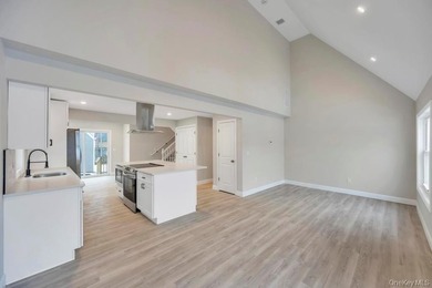 Welcome to 52 Halycon Road in Lindenhurst! Located just down the - photo 5