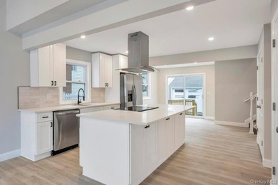 Welcome to 52 Halycon Road in Lindenhurst! Located just down the - photo 7
