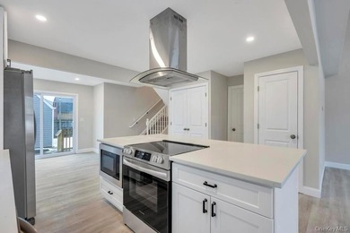 Welcome to 52 Halycon Road in Lindenhurst! Located just down the - photo 9