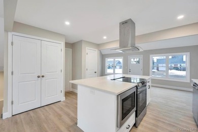 Welcome to 52 Halycon Road in Lindenhurst! Located just down the - photo 10
