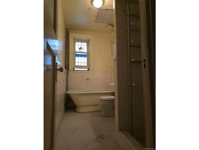 Great investment property - both units in home vacant. Separate - photo 17