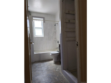 Great investment property - both units in home vacant. Separate - photo 18