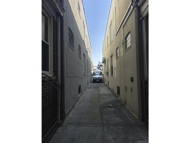 Great investment property - both units in home vacant. Separate - photo 24