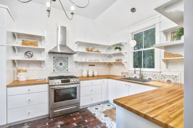 This fully licensed Johns Island Bed and Breakfast complex is