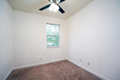 Welcome to this charming 4-bedroom, 2.5-bathroom townhouse - photo 26