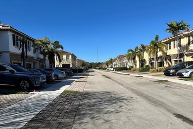 Welcome to this charming 4-bedroom, 2.5-bathroom townhouse - photo 34