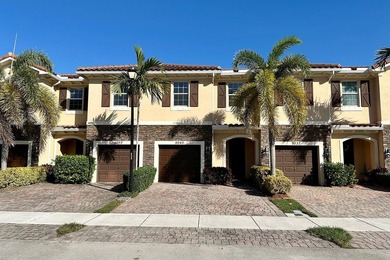 Welcome to this charming 4-bedroom, 2.5-bathroom townhouse - photo 36